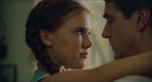 Film "Lolita" ukazujący kadr z młodą dziewczyną obejmującą dojrzałego mężczyznę.